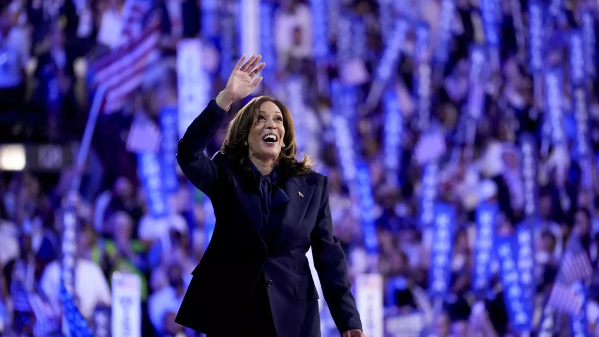 KAMALA HARRIS ARREMETE CONTRA TRUMP: “ESTÁ MAL DE LA CABEZA”