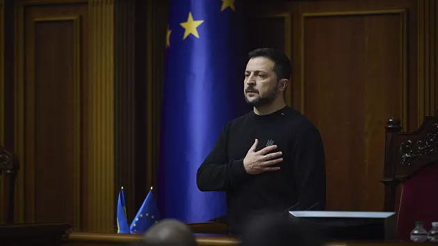 CAE LA CONFIANZA DE LOS UCRANIANOS EN ZELENSKI TRAS UN AÑO COMPLICADO
