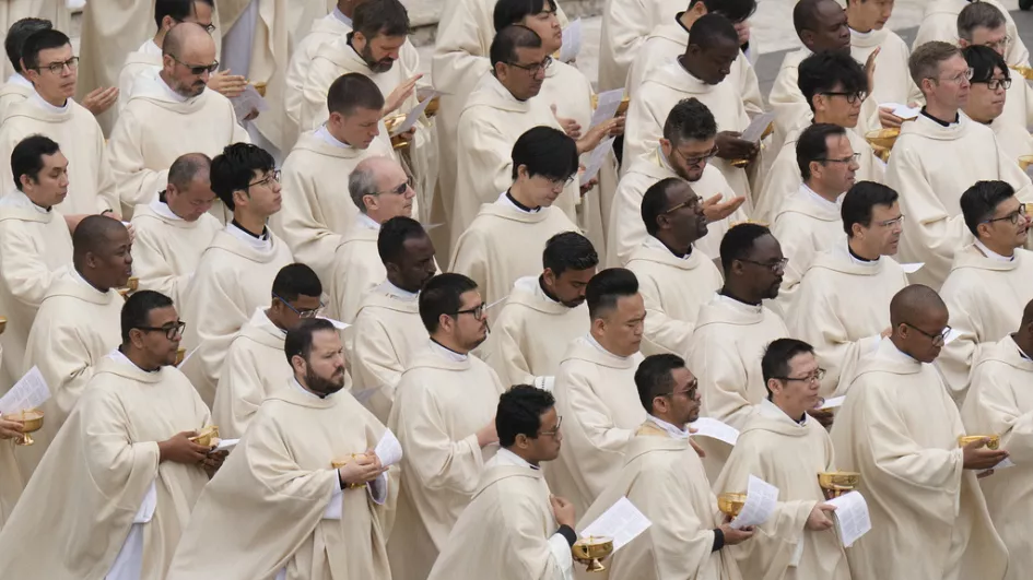 LOS HOMOSEXUALES YA PUEDEN SER SACERDOTES, SEGÚN EL VATICANO