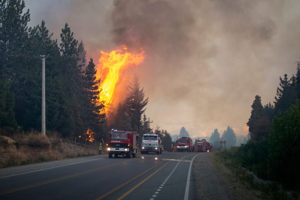 DECENAS DE FAMILIAS FUERON EVACUADAS POR LOS INCENDIOS EN EL BOLSÓN