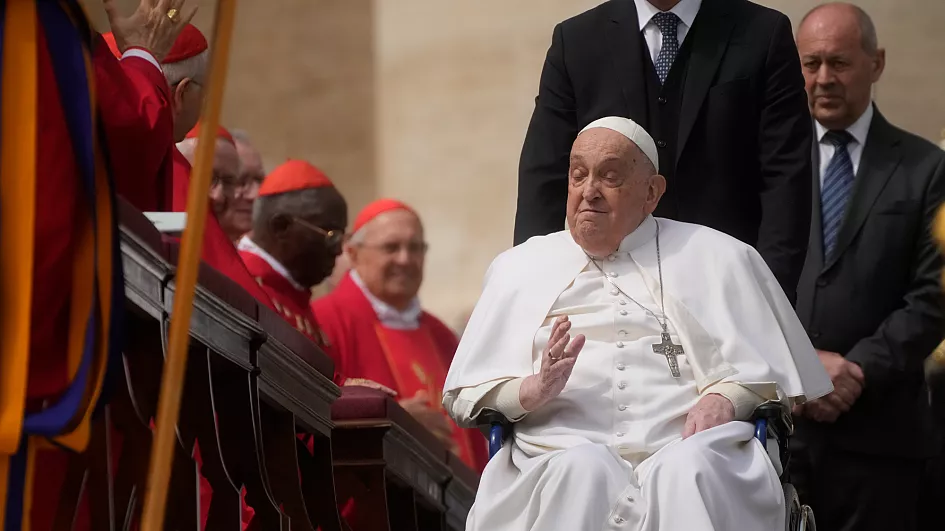 EL PAPA LLEGA POR SORPRESA A SAN PEDRO Y ES PROBABLE QUE ASISTA A LA MISA DE PASCUA