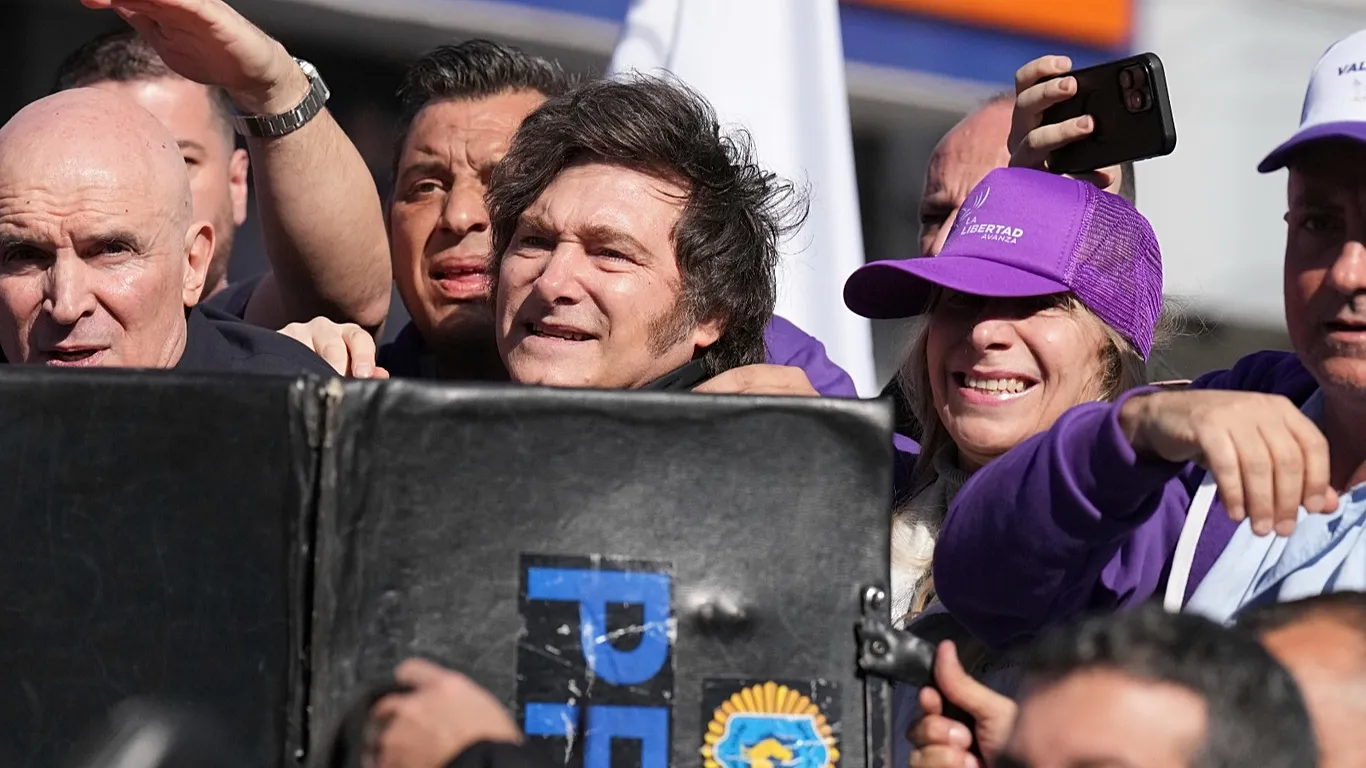 EVACÚAN A MILEI TRAS UN ATAQUE A SU CARAVANA DURANTE UN ACTO ELECTORAL EN LOMAS DE ZAMORA