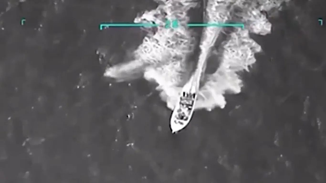 EE.UU. ATACA UN NUEVO BARCO EN EL CARIBE Y DESPLIEGA HELICÓPTEROS DE COMBATE CERCA DE VENEZUELA