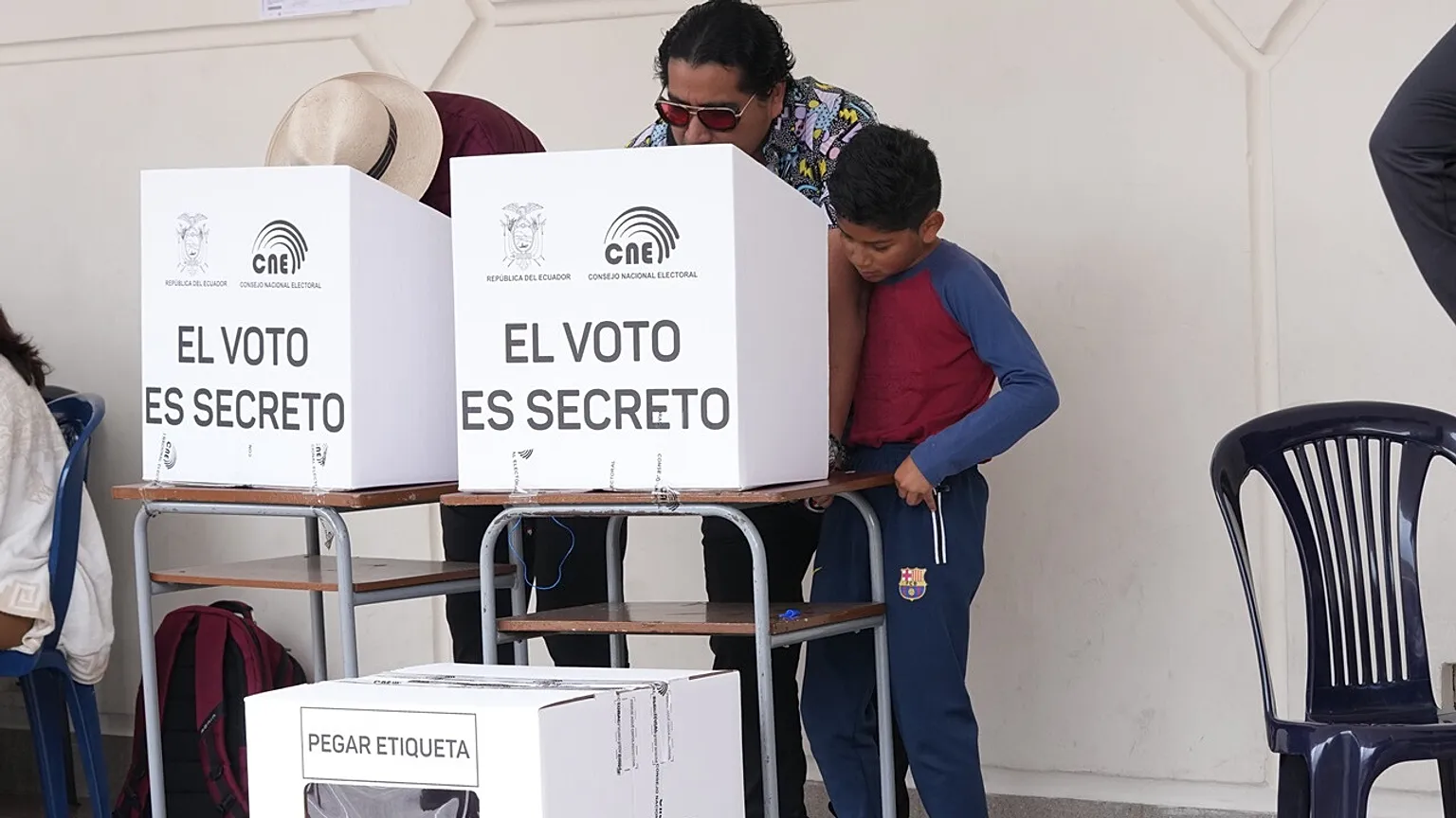 DURO REVÉS PARA NOBOA: ECUADOR RECHAZA EN REFERÉNDUM ACOGER BASES MILITARES EXTRANJERAS Y REESCRIBIR LA CONSTITUCIÓN