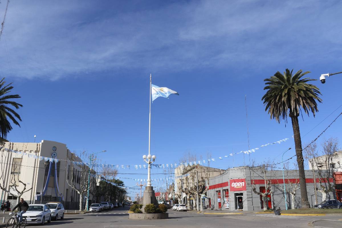 EL PARTIDO DE BOLÍVAR CONMEMORA EL DÍA DE LA BANDERA CON UN EXTENSO CRONOGRAMA DE ACTOS Y CELEBRACIONES EN LA CIUDAD CABECERA Y PIROVANO